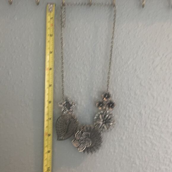 Silver-tone necklace with flowers - Picture 3 of 3